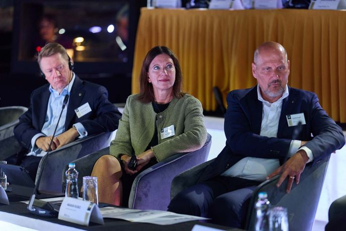 Zleva Alastair Hammond, generální ředitel Rezolv Energy, Claudia Viohl, generální ředitelka E.ON Česká republika, a Marian Rusko, generální ředitel a jednatel EG.D Zleva Alastair Hammond, generální ředitel Rezolv Energy, Claudia Viohl, generální ředitelka E.ON Česká republika, a Marian Rusko, generální ředitel a jednatel EG.D