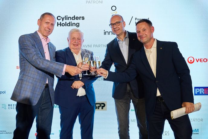 Slavnostní přípitek u příležitosti výročního setkání Leading Minds Forum, zleva Tomáš Varcop, předseda představenstva a generální ředitel innogy Česká republika, Jan Světlík, generální ředitel a předseda dozorčí rady Cylinders Holding, Martin Herrmann, odborný moderátor a Business Angel, a Michal Dolana, ředitel poradenské společnosti DDeM Slavnostní přípitek u příležitosti výročního setkání Leading Minds Forum, zleva Tomáš Varcop, předseda představenstva a generální ředitel innogy Česká republika, Jan Světlík, generální ředitel a předseda dozorčí rady Cylinders Holding, Martin Herrmann, odborný moderátor a Business Angel, a Michal Dolana, ředitel poradenské společnosti DDeM