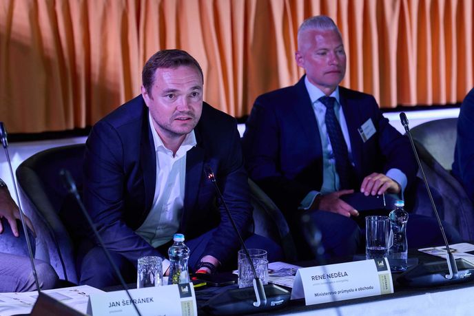 Zleva René Neděla, vrchní ředitel sekce energetiky na Ministerstvu průmyslu a obchodu, a Ivo Marcin, náměstek ministra životního prostředí Zleva René Neděla, vrchní ředitel sekce energetiky na Ministerstvu průmyslu a obchodu, a Ivo Marcin, náměstek ministra životního prostředí