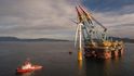 Instalace plovoucí turbíny gigantickou plovoucí plošinou Instalace plovoucí turbíny gigantickou plovoucí plošinou