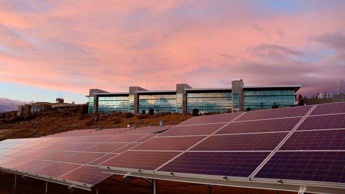 Byznysmen Tomáš Krsek se po dvou letech vrací se svou energetickou divizí do Česka, a opět se zaměří na výstavbu solárních parků. Do nadcházející dotační výzvy Modernizačního fondu prostřednictvím své investiční skupiny ​​Green Horizon Renewables (GHR) přihlásí svůj první projekt na Chomutovsku.