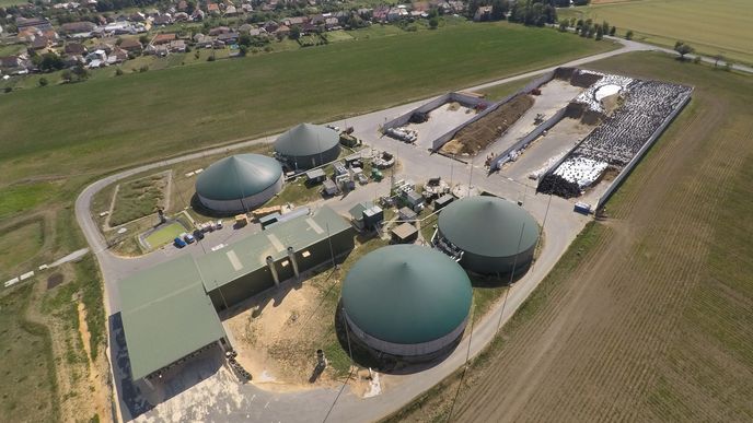 Ve slovenských Želovcích provozuje SUR LIE energocentrum využívající obnovitelné zdroje energie. Fungují zde dvě bioplynové stanice zásobované sousední farmou, které produkují teplo a elektřinu pro přilehlou výrobnu topných pelet. Lokálně vyrobená elektřina i teplo se tak v místě i spotřebuje a slouží pro místní spotřebu a výrobu dalších ekologických produktů.