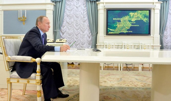 Průběh pokládky podmořských kabelů, které by měly zajistit spolehlivé dodávky proudu na Krym, sledoval i ruský prezident Vladimir Putin.