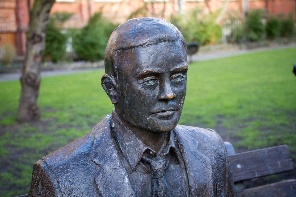 Alan Turing byl doceněn až po své smrti. Jeho socha se nachází i v Sackville parku v&nbsp;Manchesteru