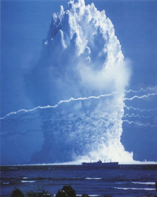 Na atolu Eniwetok došlo od roku 1948 ke 43 testům jaderných bomb. Odpad z nich nebyl dobře uklizen a nyní uniká do okolí
