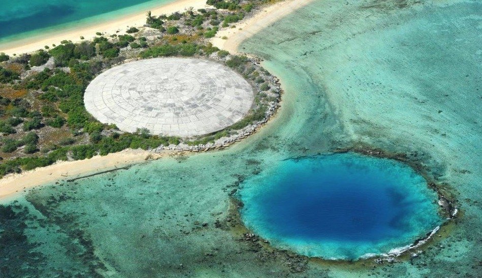 Na atolu Eniwetok došlo od roku 1948 ke 43 testům jaderných bomb. Odpad z nich nebyl dobře uklizen a nyní uniká do okolí
