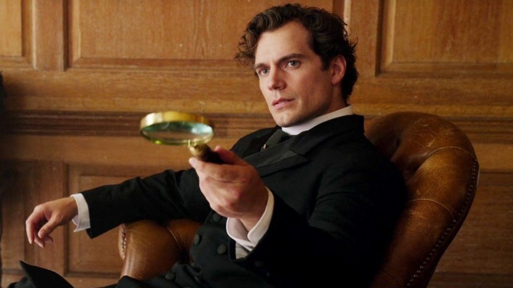 Henry Cavill jako SHerlock Holmes ve filmu Enola Holmes