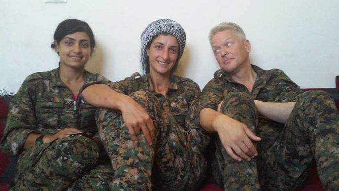 S kurdskou bojovnicí Melek (uprostřed), do které byl prý zamilován a která zemřela ve válce s Islámským státem.