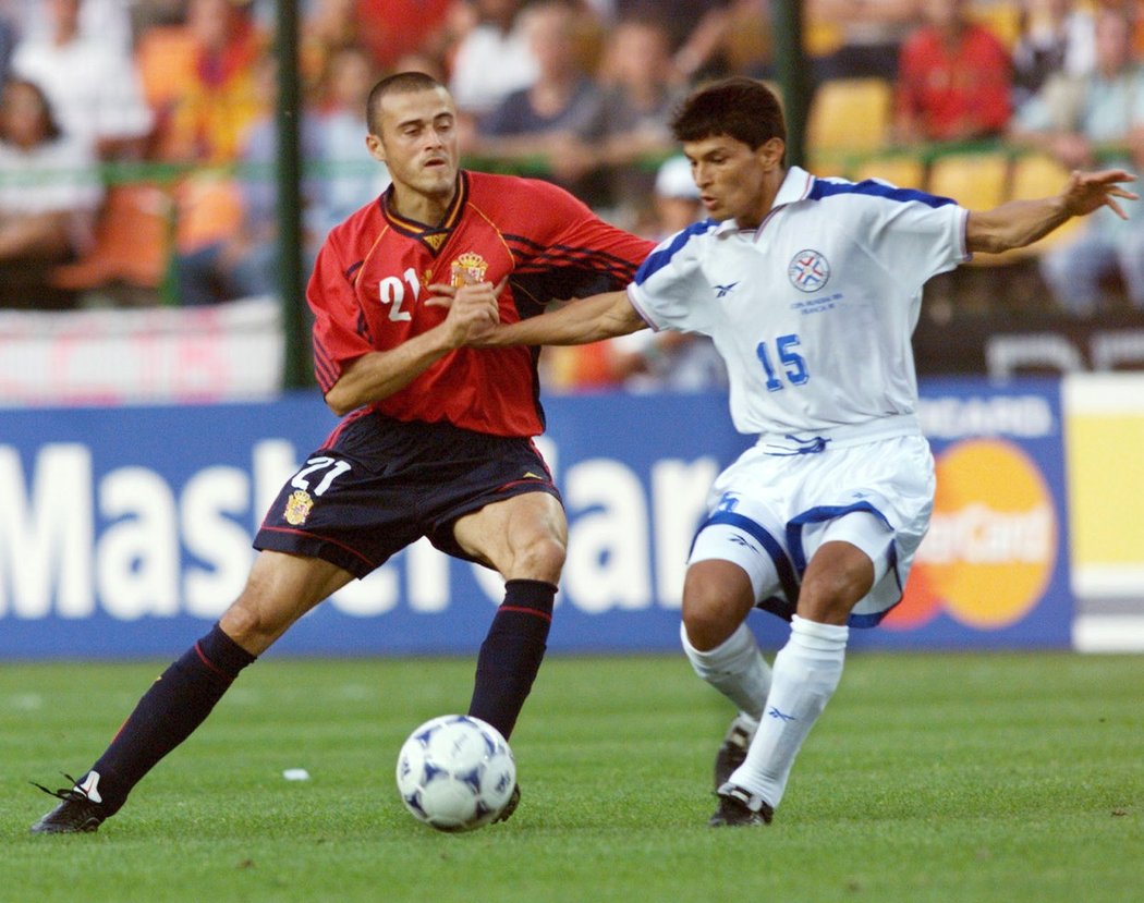 Španělský záložník Luis Enrique (vlevo) v defenzivě