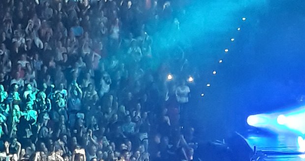 Enrique podal ruku stovkám fanoušků.