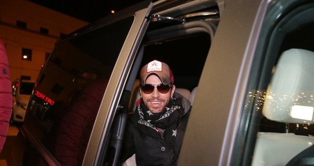 Enrique Iglesias přiletěl do Prahy: Na koncert tady se moc těším, řekl Blesku.