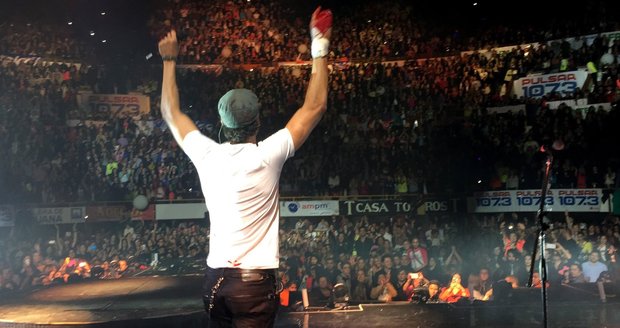 Enrique Iglesias na koncertu omylem strčil ruku do vrtule dronu a ošklivě se poranil.