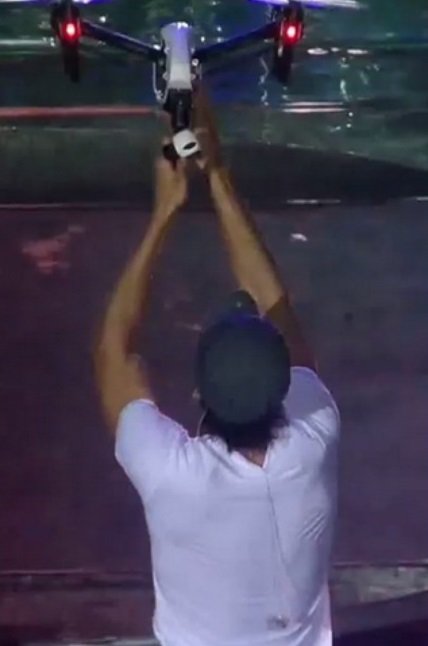 Enrique Iglesias omylem strčil ruku do vrtule dronu a ošklivě se poranil.
