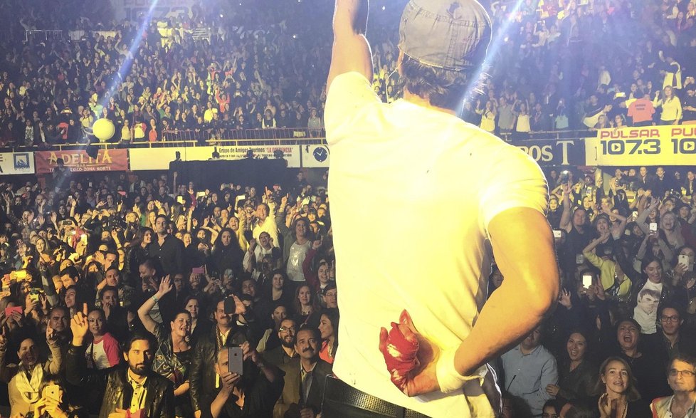 Enrique Iglesias na koncertu omylem strčil ruku do vrtule dronu a ošklivě se poranil.