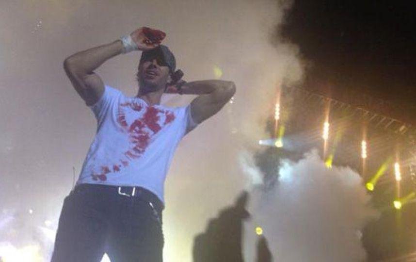 Enrique Iglesias na koncertu omylem strčil ruku do vrtule dronu a ošklivě se poranil.