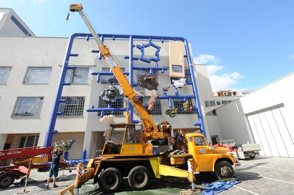 Entropu montovali včera dělníci už třetím dnem a hotová bude ve čtvrtek, kdy proběhne vernisáž.