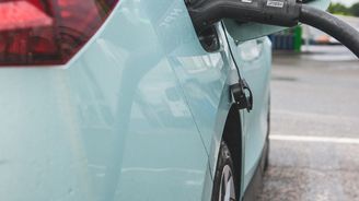 E-pípy si na slušné spropitné ještě počkají. Nabíjecí byznys je zatím v rukou velkých firem E-pípy si na slušné spropitné ještě počkají. Nabíjecí byznys je zatím v rukou velkých firem
