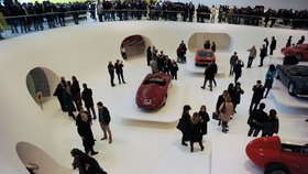 Interiér Muzeua Enza Ferrariho v Modeně: Projekt byl realizován podle londýnského studia Future Systems, za kterým stál český architekt Jan Kaplický