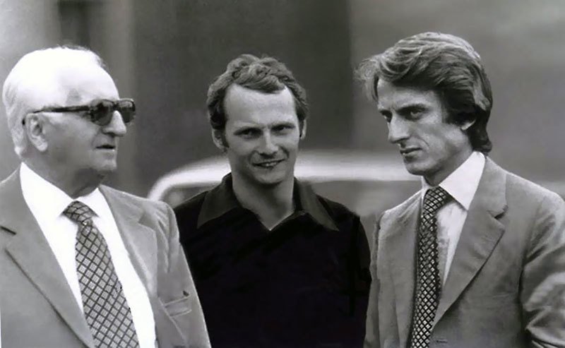 Píše se rok 1973 a zleva stojí Enzo Ferrari, Niki Lauda a Luca de Montezomolo