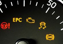 Co dělat, když svítí tato kontrolka? A proč to často není katastrofa?