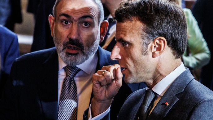 Francouzský prezident Emmanuel Macron a arménký premiér Nikol Pašinjan na summitu Evropského politického společenství, které se konalo na Pražském hradě.