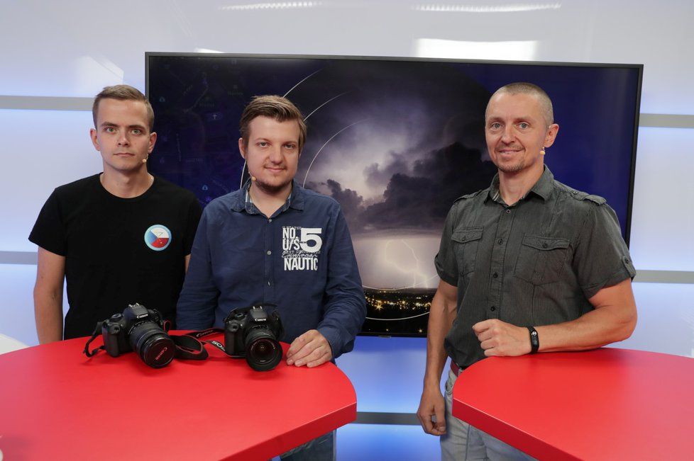 Lovci bouřek Matěj Hrabánek (vlevo) a Robin Duspara byli hosty pořadu Epicentrum dne 14.8.2019. Vpravo moderátor Bohuslav Štěpánek.
