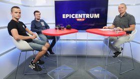 Lovci bouřek Matěj Hrabánek a Robin Duspara (zleva) byli hosty pořadu Epicentrum dne 14.8.2019. Vpravo moderátor Bohuslav Štěpánek.
