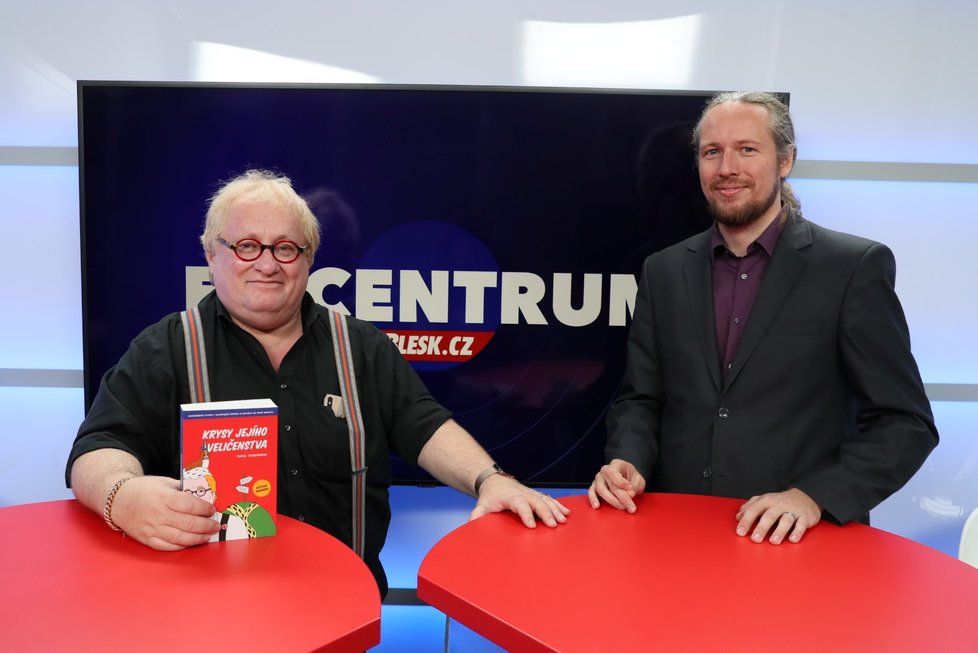 Americko-izraelský novinář a spisovatel Tuvia Tenenbom byl hostem pořadu Epicentrum vysílaného 31.10.2019. Vpravo moderátor Martin Valeš.