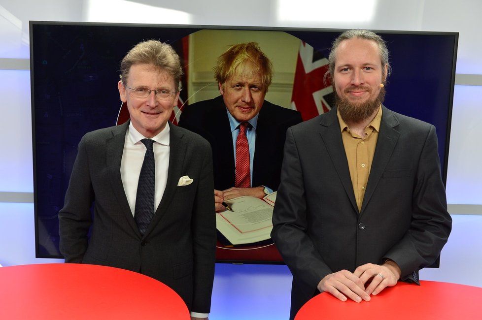 Velvyslanec Velké Británie v ČR Nick Archer byl hostem pořadu Epicentrum vysílaného dne 28. 1. 2020. Vpravo moderátor Martin Valeš.