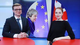 Náměstek ministra zahraničních věcí Aleš Chmelař byl hostem pořadu Epicentrum na téma Brexit 11.4.2019. Vpravo moderátorka Klára Brunclíková.