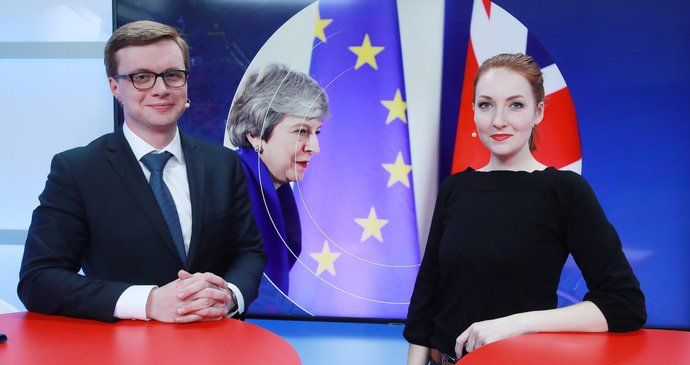 Náměstek ministra zahraničních věcí Aleš Chmelař byl hostem pořadu Epicentrum na téma Brexit 11.4.2019. Vpravo moderátorka Klára Brunclíková.