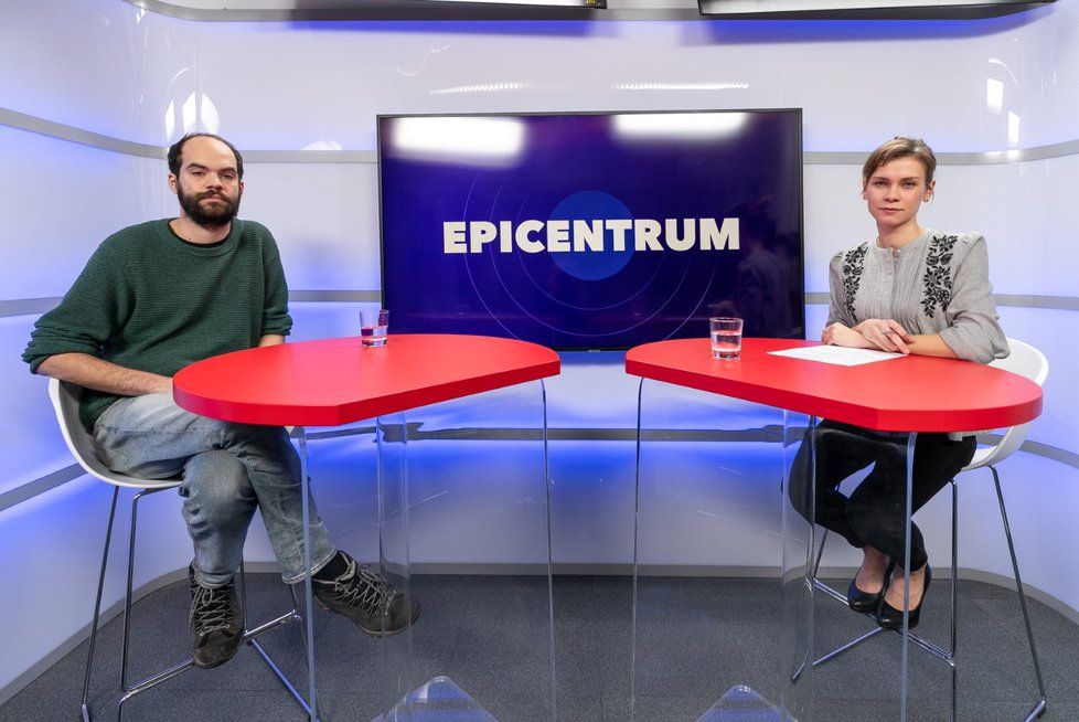 Zástupce Autonomního centra Klinika Jakub Ort byl hostem pořadu Epicentrum. Vpravo moderátorka Markéta Volfová.