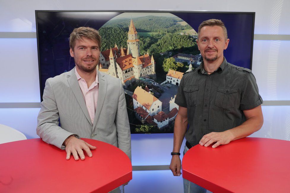 Ředitel agentury CzechTourism Jan Herget byl hostem pořadu Epicentrum vysílaného dne 13.8.2019. Vpravo moderátor Bohuslav Štěpánek.