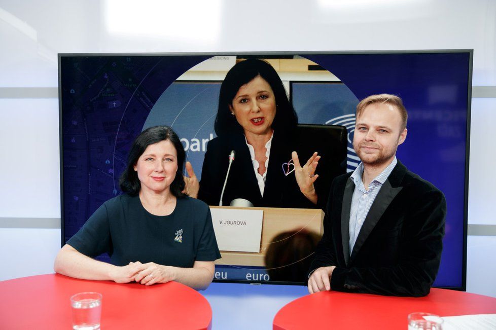 Eurokomisařka Věra Jourová byla hostem pořadu Epicentrum dne 14. 10. 2019. Vpravo moderátor Jakub Veinlich.
