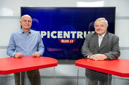Hasičský expert na výbuchy Václav Kratochvíl a statik Jan Bořek (zleva) byli hosty pořadu Epicentrum 9. 12. 2019.