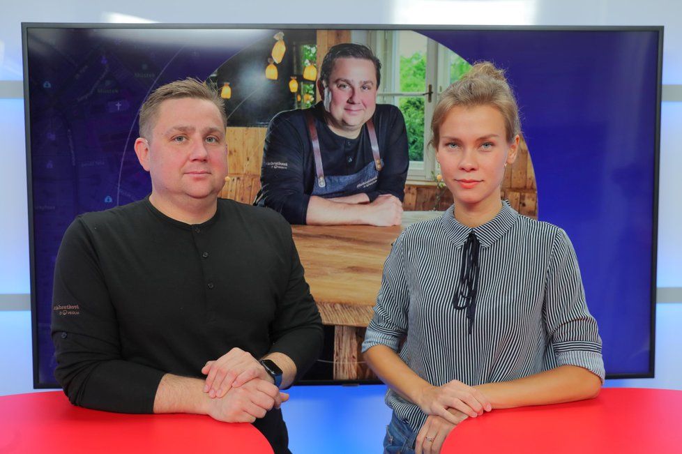 Šéfkuchař Jan Punčochář byl hostem pořadu Epicentrum vysílaného 30. 5. 2019. Vpravo moderátorka Markéta Volfová.