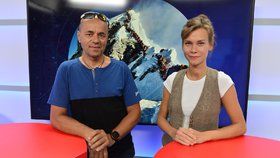 Profesionální himálajský horolezec Radek Jaroš byl hostem pořadu Epicentrum dne 3.6.2019. Vpravo moderátorka Markéta Volfová.