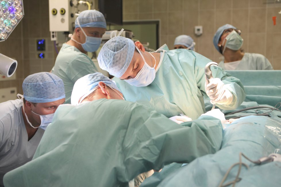 Lékaři IKEM při transplantaci