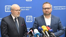 Ministří Vlastimil Válek a Marian Jurečka na tiskové koferenci po setkání s mladými lékaři