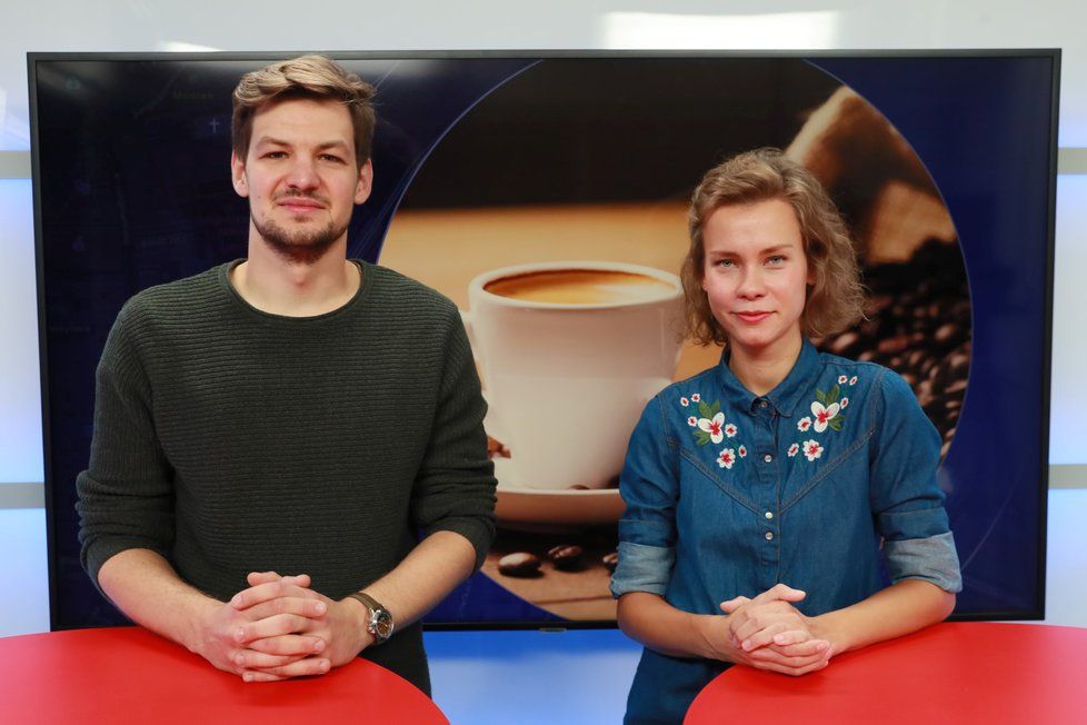 Vítěz soutěže Barista roku Zdeněk Hýbl byl hostem pořadu Epicentrum dne 1.10.2019. Vpravo moderátorka Markéta Volfová.