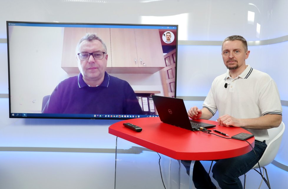 Starosta Uničova Radek Vincour pomocí Skype připojení hostem pořadu Epicentrum dne 16.3.2020. Vpravo moderátor Bohuslav Štěpánek.