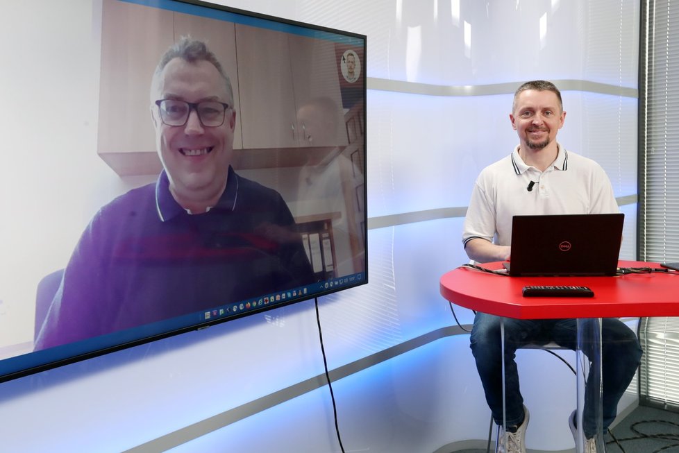 Starosta Uničova Radek Vincour pomocí Skype připojení hostem pořadu Epicentrum dne 16.3.2020. Vpravo moderátor Bohuslav Štěpánek.