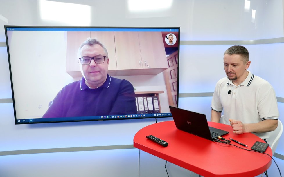 Starosta Uničova Radek Vincour pomocí Skype připojení hostem pořadu Epicentrum dne 16.3.2020. Vpravo moderátor Bohuslav Štěpánek.