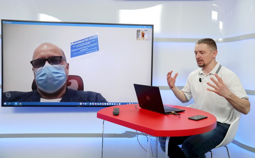 Místostarosta Litovle Lubomír Broza pomocí Skype spojení hostem pořadu Epicentrum dne 16.3.2020. Vpravo moderátor Bohuslav Štěpánek.