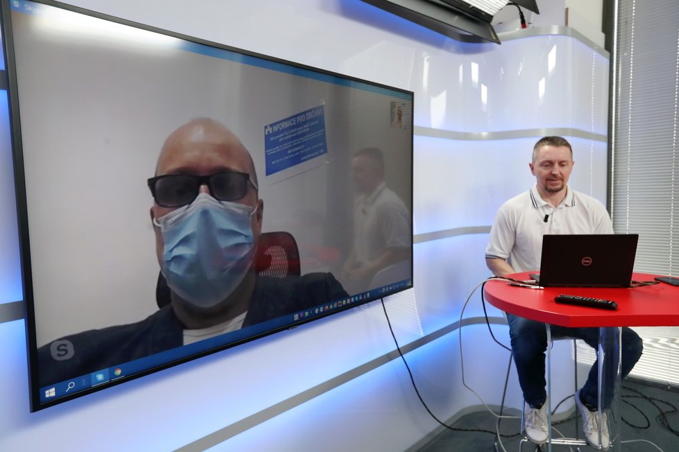 Místostarosta Litovle Lubomír Broza pomocí Skype spojení hostem pořadu Epicentrum dne 16.3.2020. Vpravo moderátor Bohuslav Štěpánek.