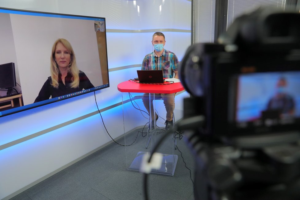 Prezidentka České asociace sester Martina Šochmanová pomocí Skype hostem pořadu Epicentrum dne 30. 3. 2020. Vpravo moderátor Bohuslav Štěpánek.