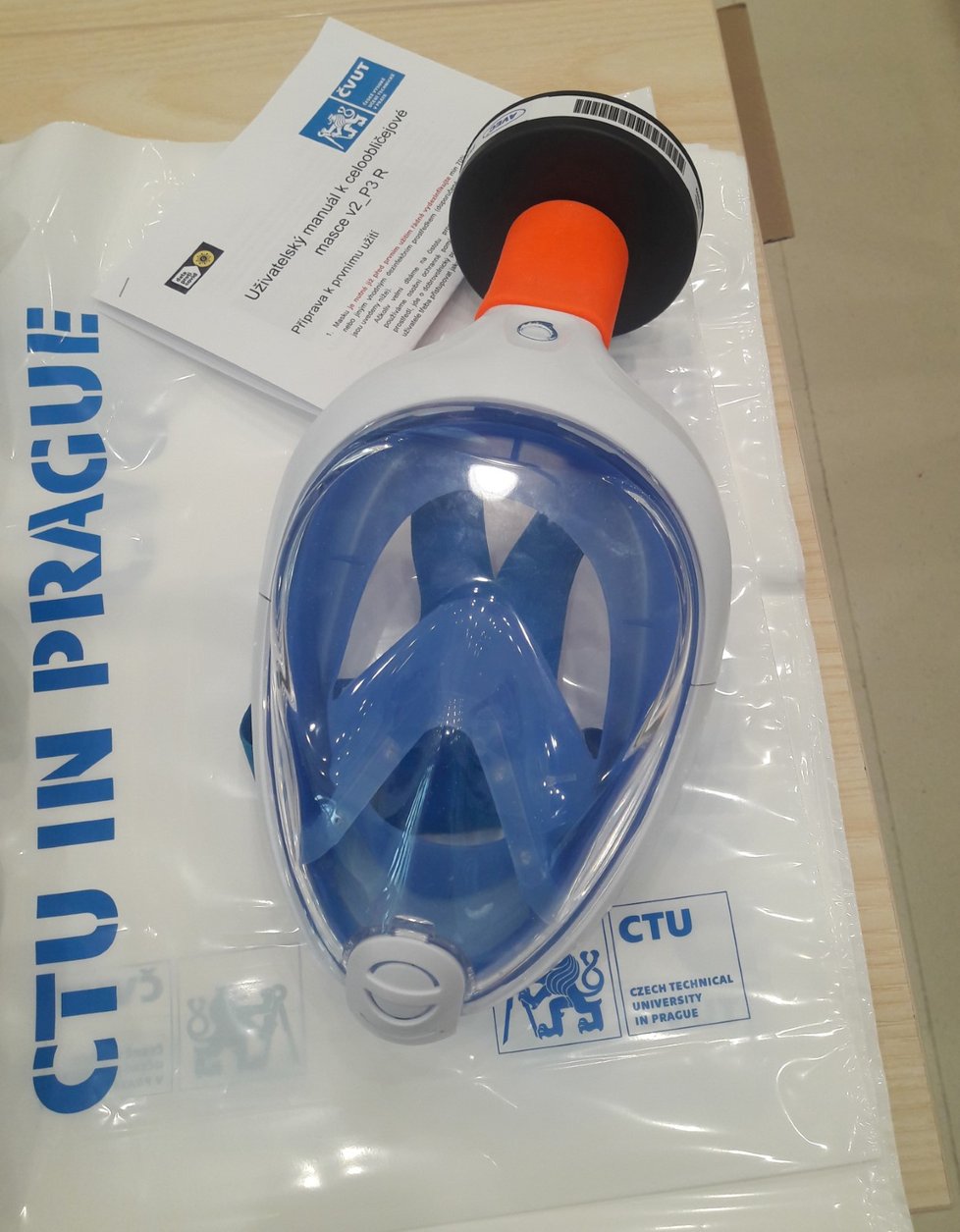 Šnorchlovací maska, kterou zástupci konsorcia COVID19cz a ČVUT modifikovali na celoobličejovou ochranu před koronavirem.