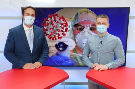 Epidemiolog Rastislav Maďar byl hostem pořadu Epicentrum vysílaného 16. 4. 2020. Vpravo moderátor Bohuslav Štěpánek.