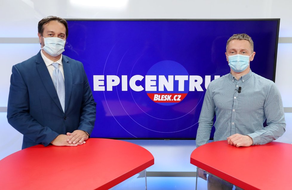 Epidemiolog Rastislav Maďar byl hostem pořadu Epicentrum vysílaného 16. 4. 2020. Vpravo moderátor Bohuslav Štěpánek.