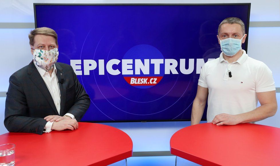 Prezident Svazu obchodu a cestovního ruchu ČR Tomáš Prouza byl hostem pořadu Epicentrum dne 24. 3. 2020. Vpravo moderátor Bohuslav Štěpánek.